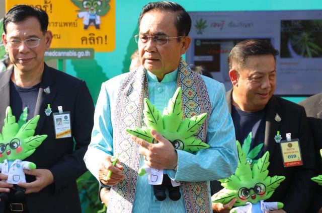 primer-ministro-tailandia-vapeando-cannabis-marihuana